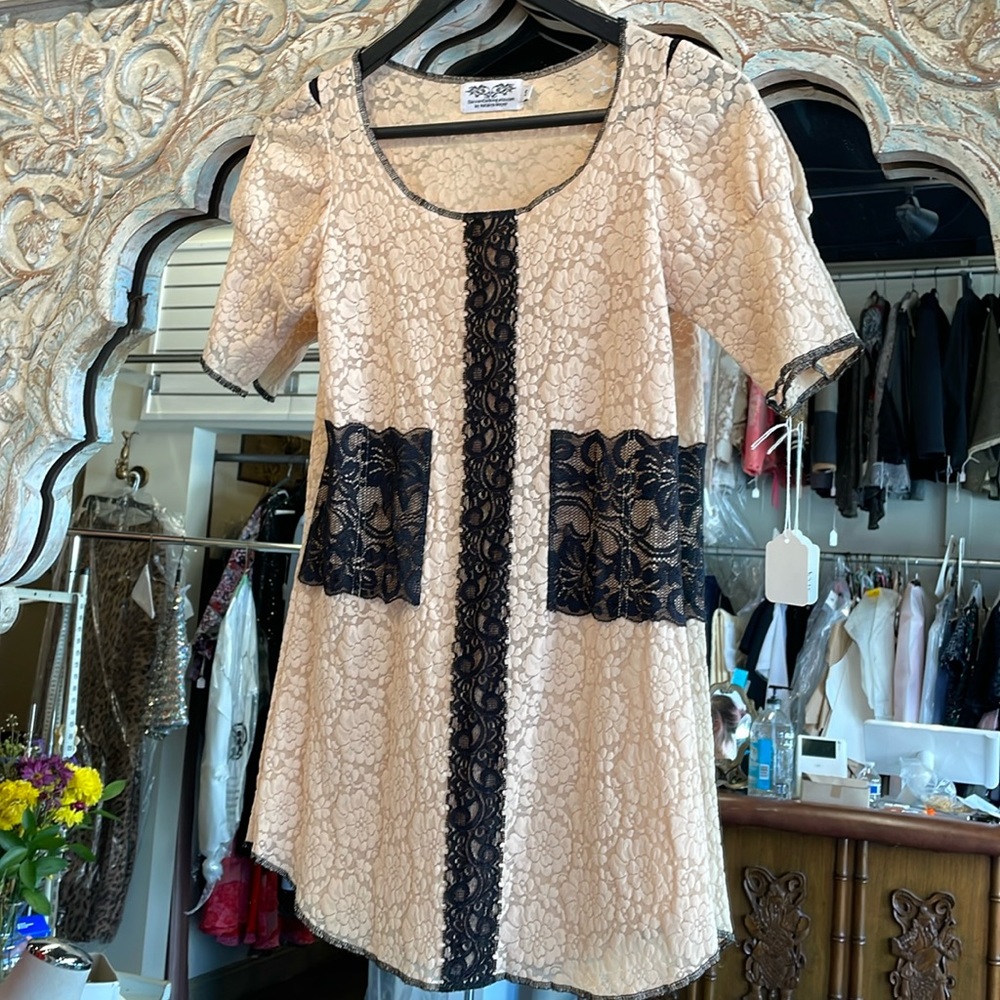 Lace top shirt beige black stretchy short sleeve contrast dress